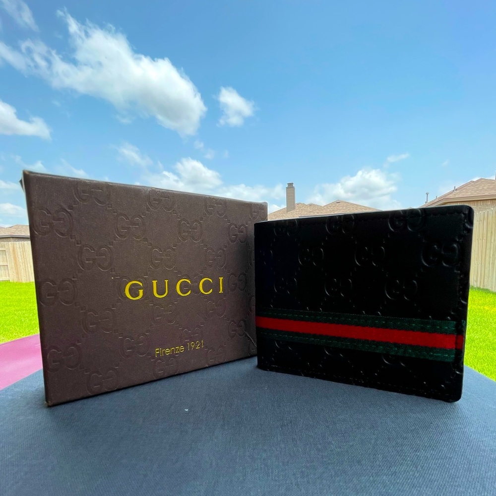 Men’s Gucci Bifold Wallet Signature Web w/ Box